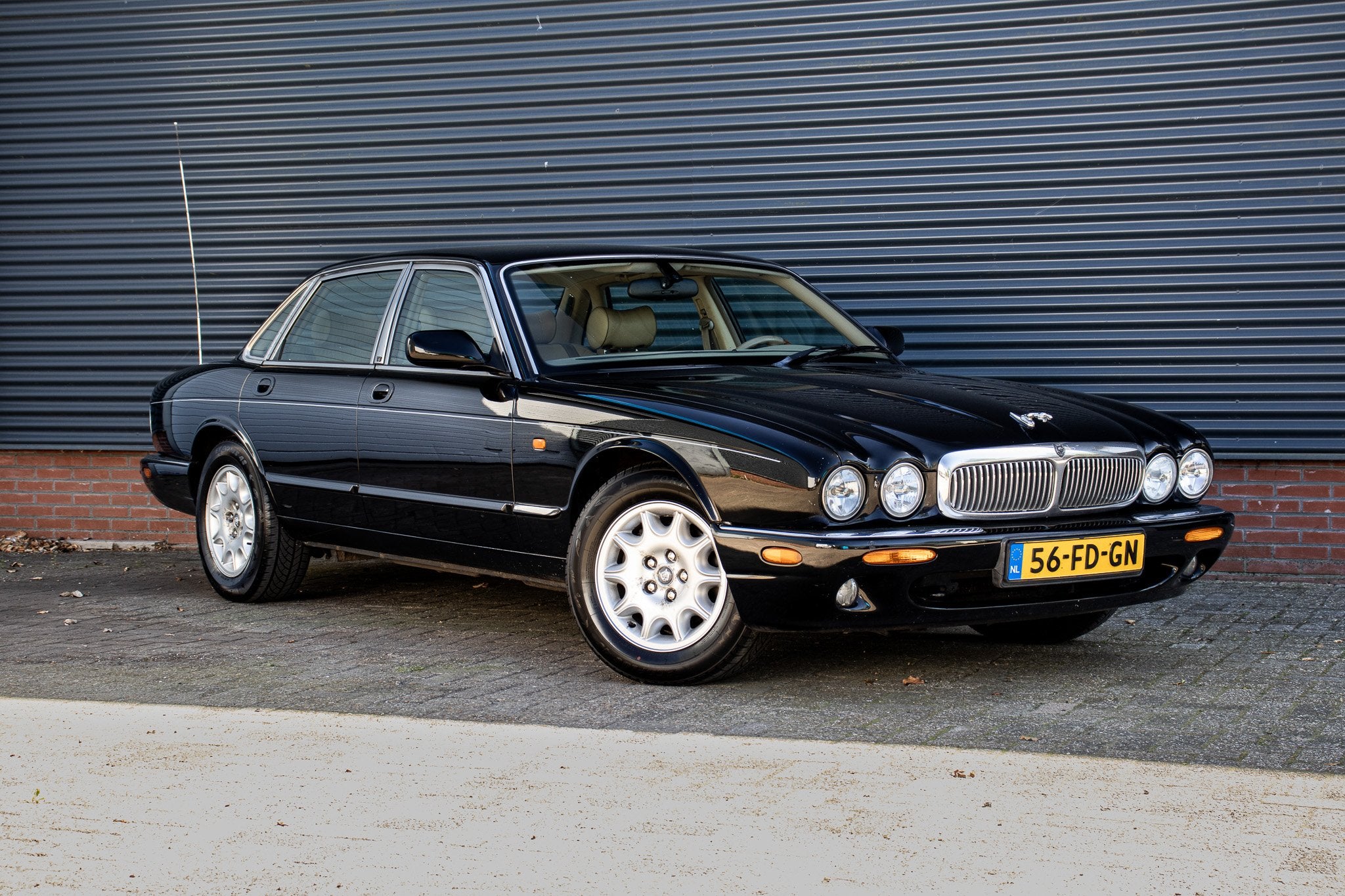 Jaguar XJ SOVEREIGN 4.0 V8 (bj 2000, automaat), Automaat, Zwart, Bedrijf, Lederen bekleding