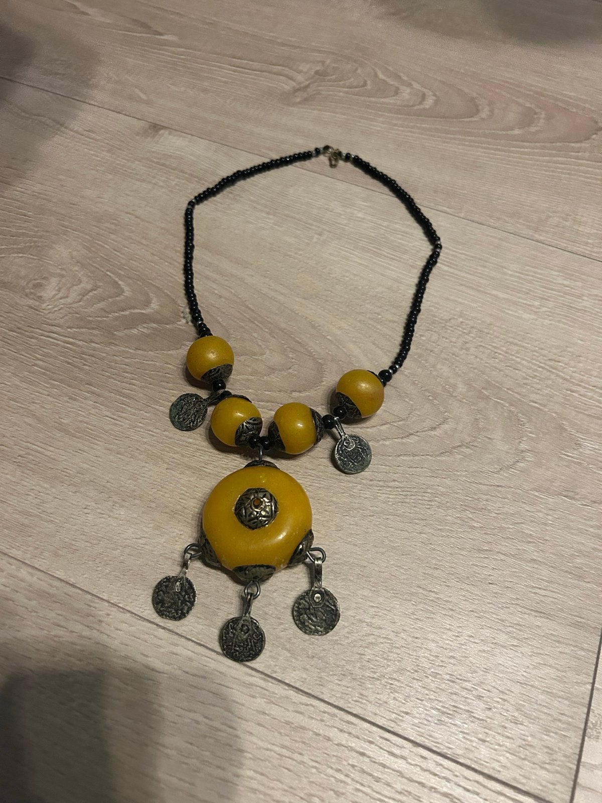 Vintage Gele Kralen Ketting met Hangers, Gebruikt, Geel, Ophalen of Verzenden, Overige materialen