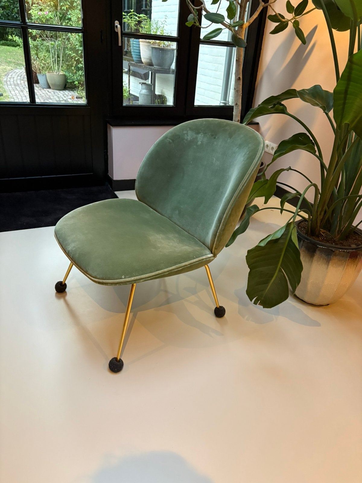 Gubi beetle lounge fauteuil, Ophalen, 75 tot 100 cm, Zo goed als nieuw, Metaal