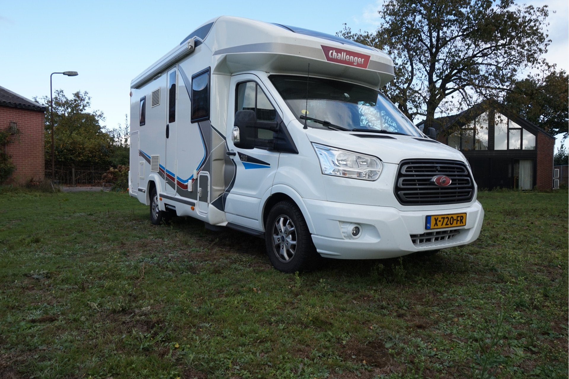 Challenger GENESIS 280 ZX 170pk AUTOM CARPLAY CAM AIRCO Elek, Caravans en Kamperen, Automaat, Ringverwarming, 6 tot 7 meter, Bedrijf