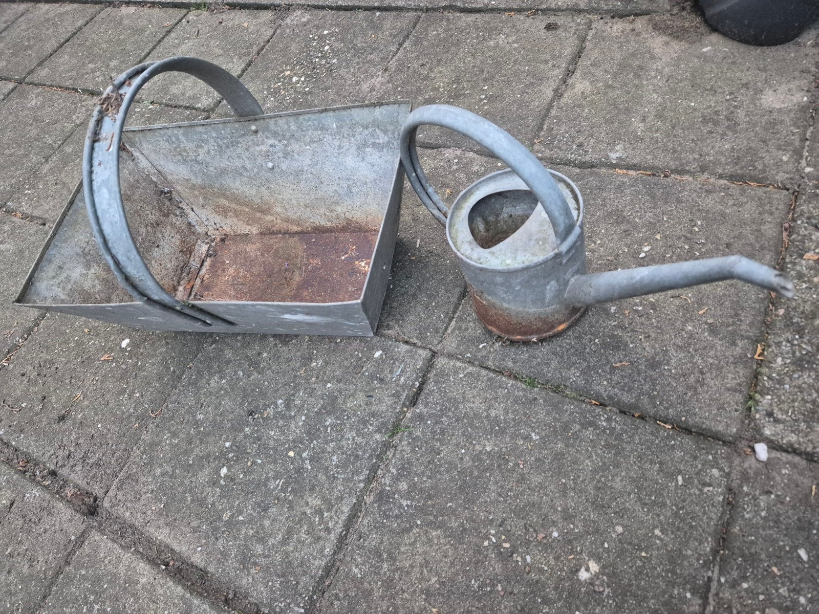 Zinken gieter en bak, Ophalen