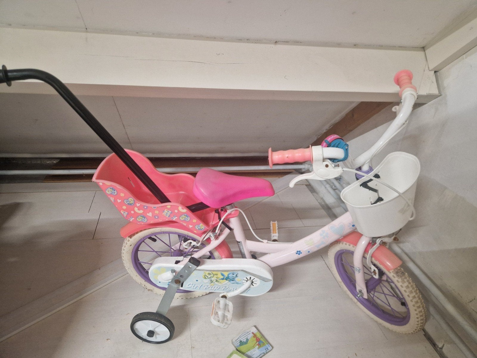 Roze kinderfiets met zijwieltjes en duwstang, Ophalen of Verzenden