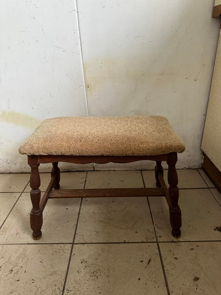 Nostalgische vintage houten voetenbank met beige stof, Ophalen, Gebruikt, Hout