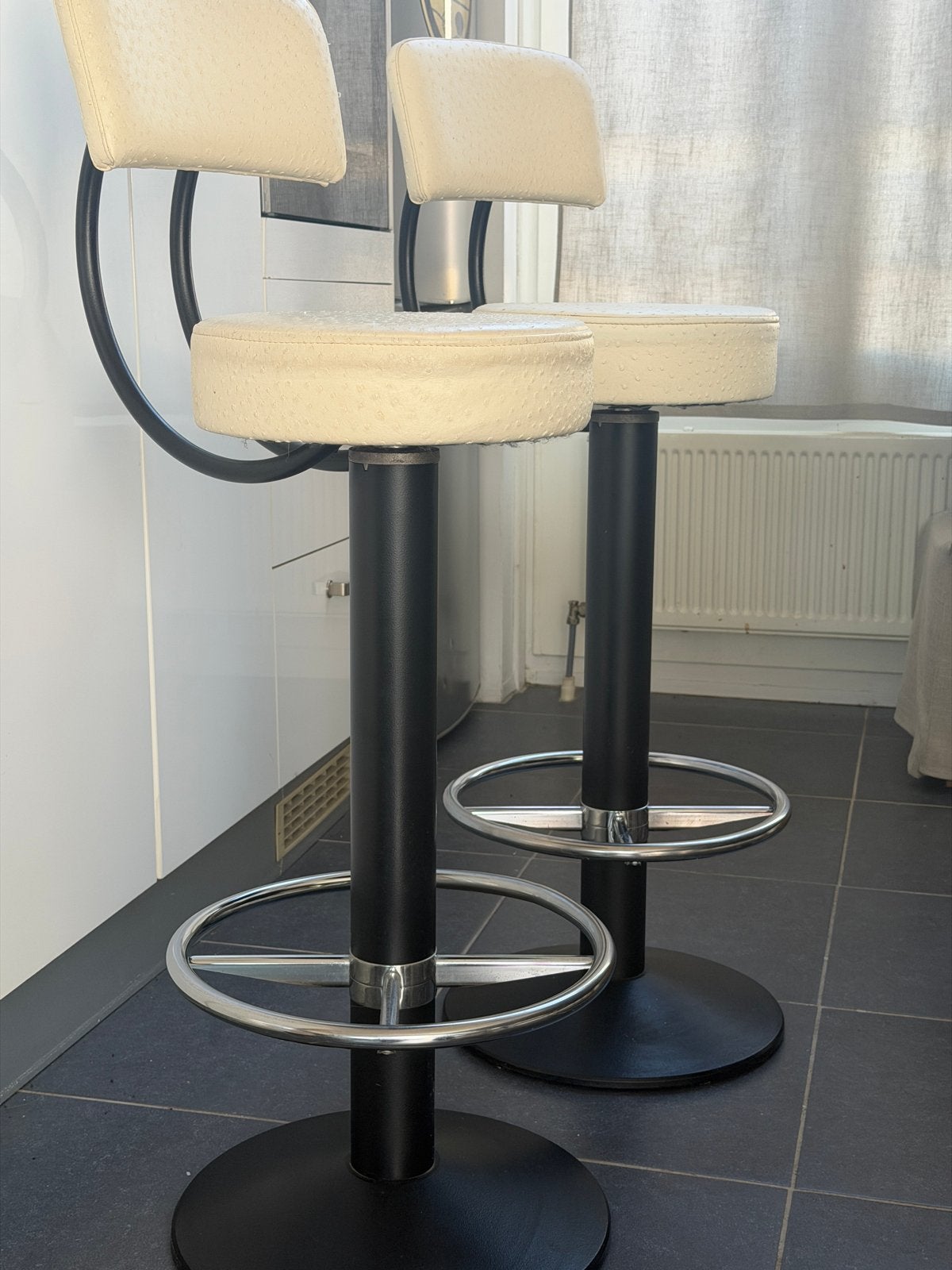 2 stevige Pedrali barkrukken, zithoogte 82 cm, Ophalen, Gebruikt, Met voetsteun, 90 cm of meer
