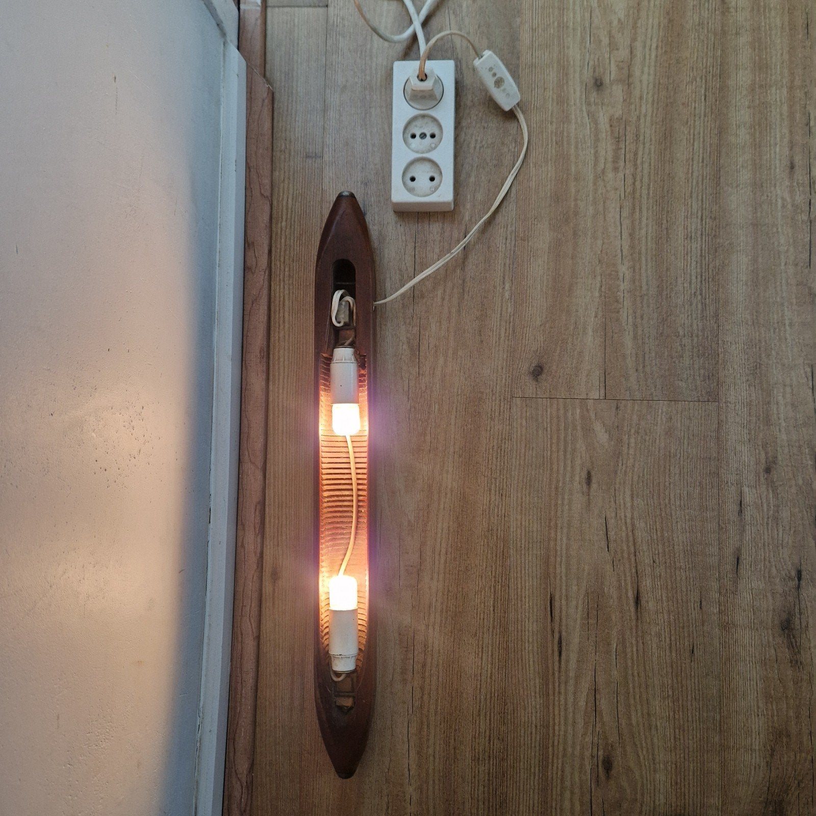 Vintage houten lamp in de vorm van een schietspoel, Met schakelaar, Overige merken, Ophalen of Verzenden, Zo goed als nieuw