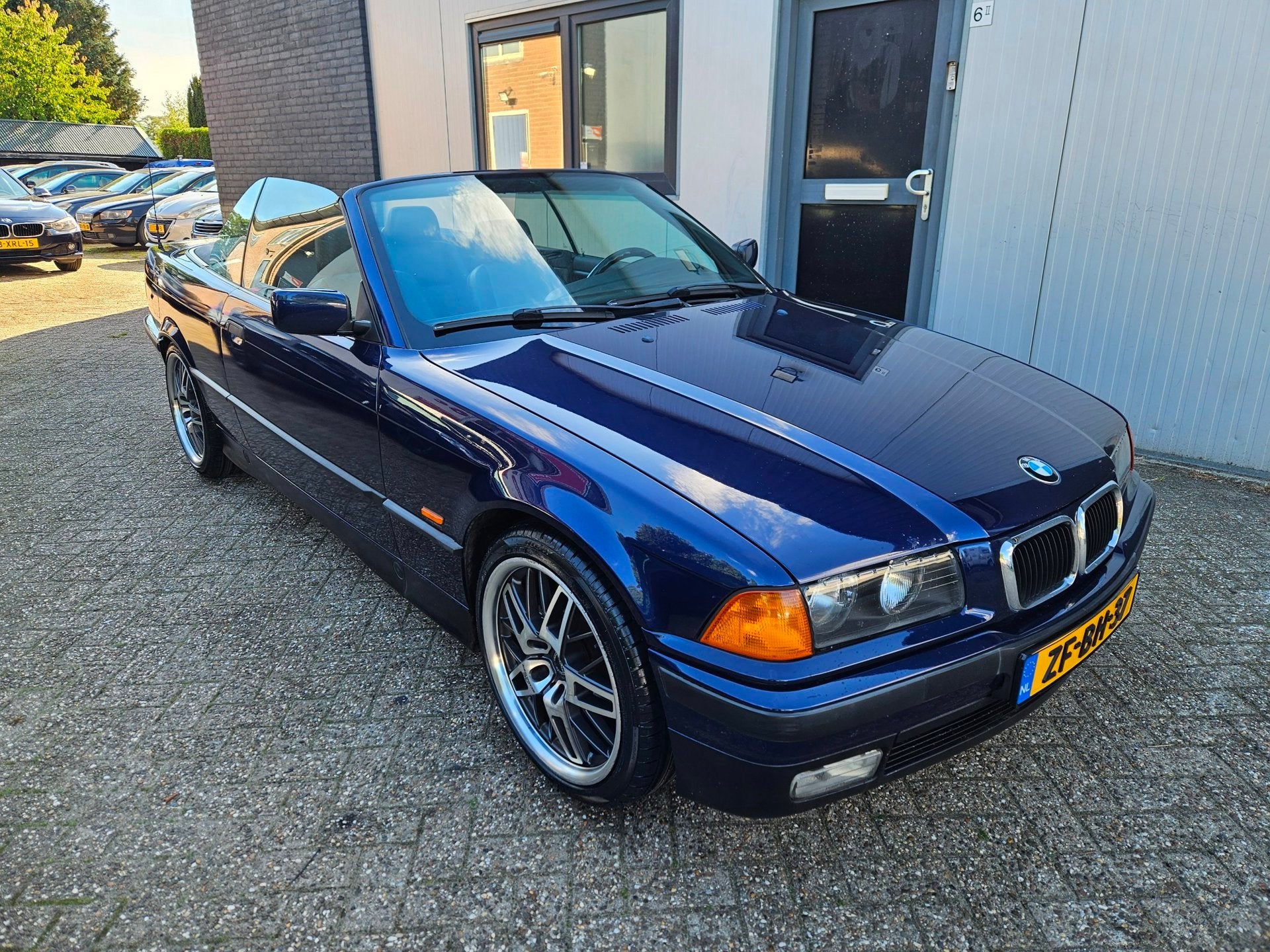 BMW 3-serie Cabrio 320i Executive AUT 1999 Zwart E36 Airco|L, Achterwielaandrijving, Gebruikt, Zwart, Verwarmde buitenspiegels