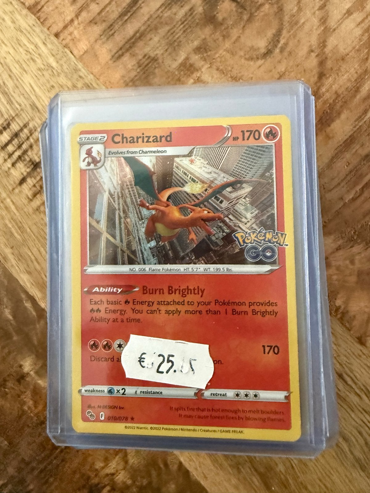 Pokémon GO Charizard kaart - Zo goed als nieuw, Ophalen of Verzenden, Zo goed als nieuw, Losse kaart