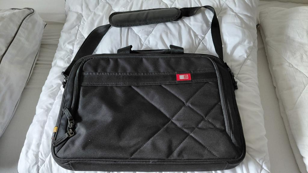 Zwarte laptoptas met schouderband - Zo goed als nieuw, Gevoerd laptopvak, 17 inch of meer, Ophalen of Verzenden, Zo goed als nieuw