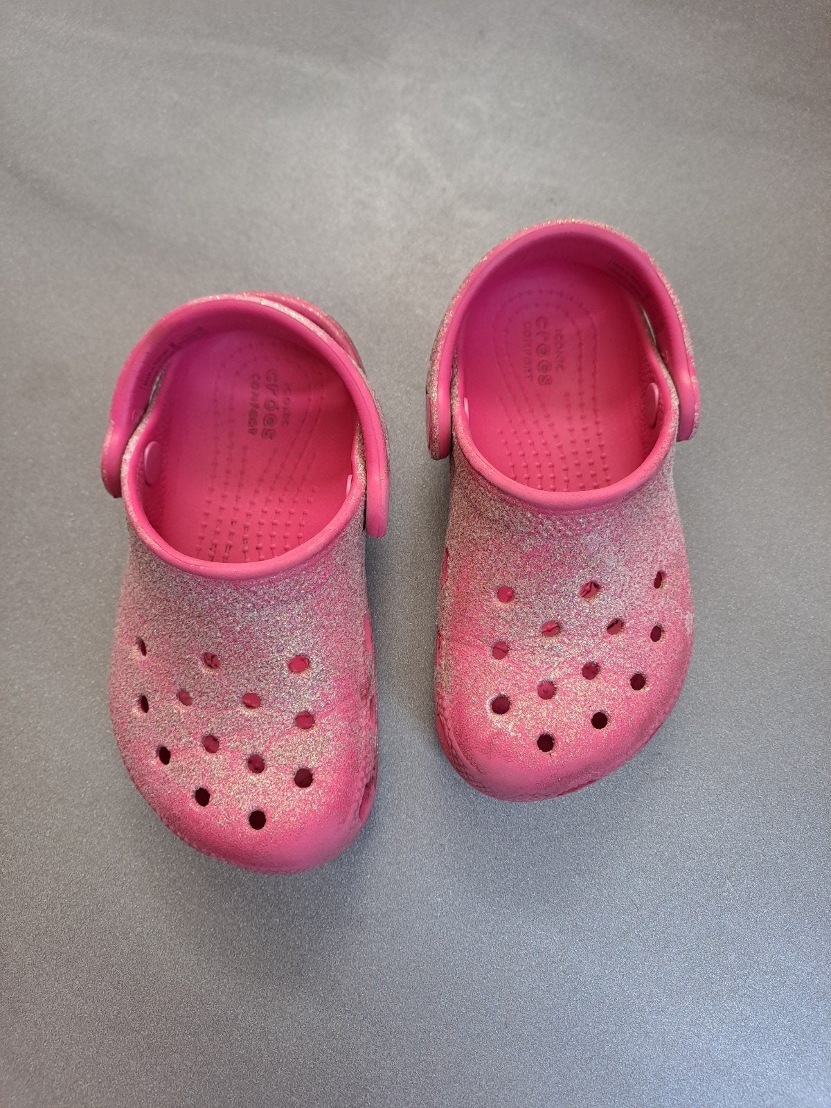 Roze glitter Crocs voor meisjes - Maat 24/25, Kinderen en Baby's, Kinderkleding | Schoenen en Sokken, Gebruikt, Crocs, Meisje