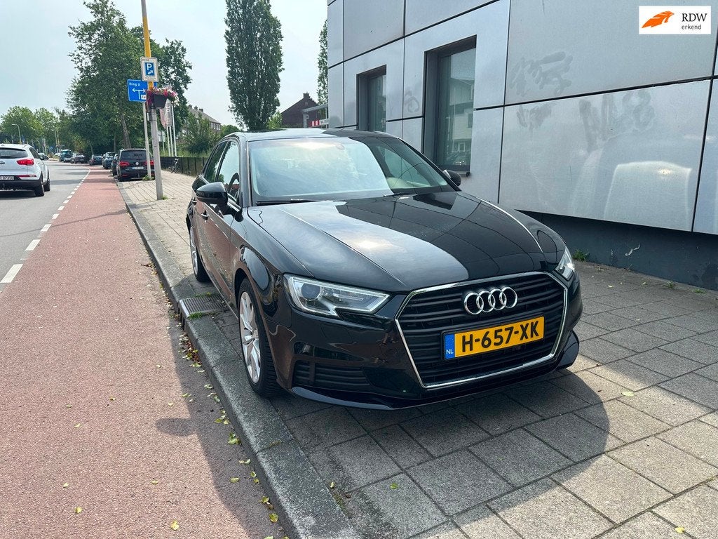 Audi A3 Sportback 1.6 TDI DSG 5D PDC Xenon, Auto's, Audi, Stof, 4 cilinders, Zwart, Bedrijf