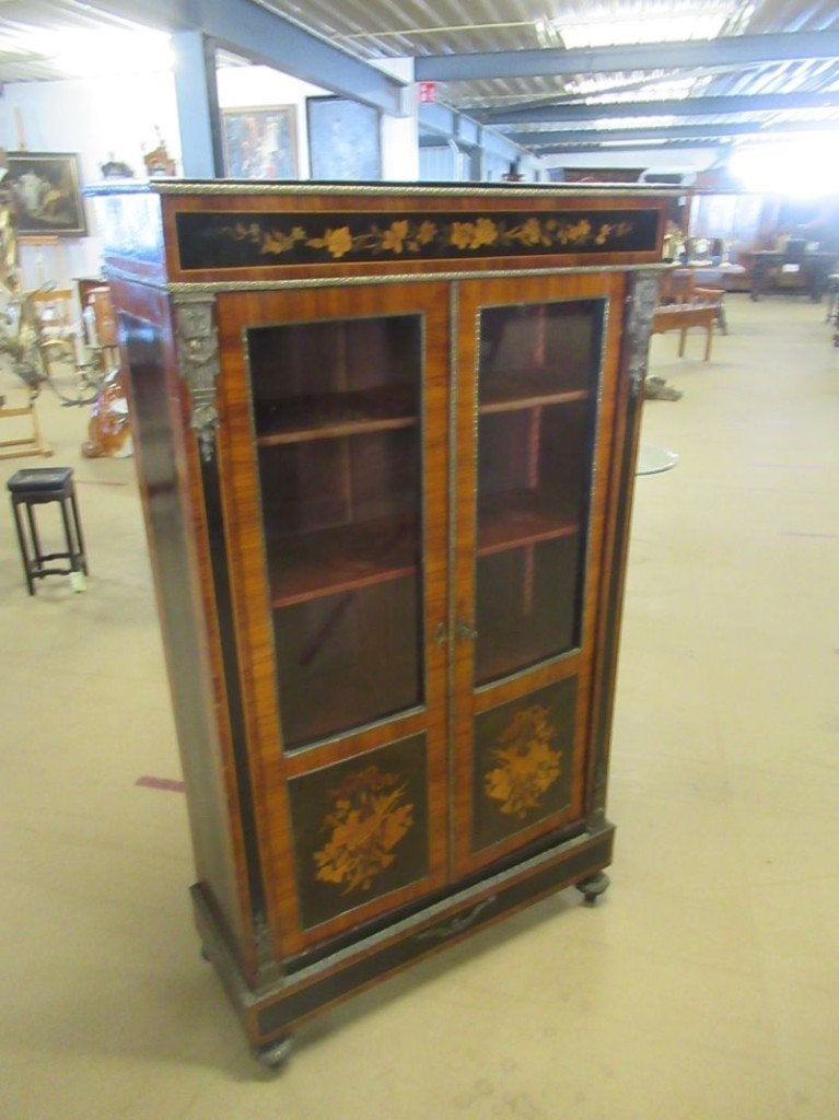 Oer 11494 ANTIEKE glaskast met brons ornamenten en inlegwerk, Ophalen