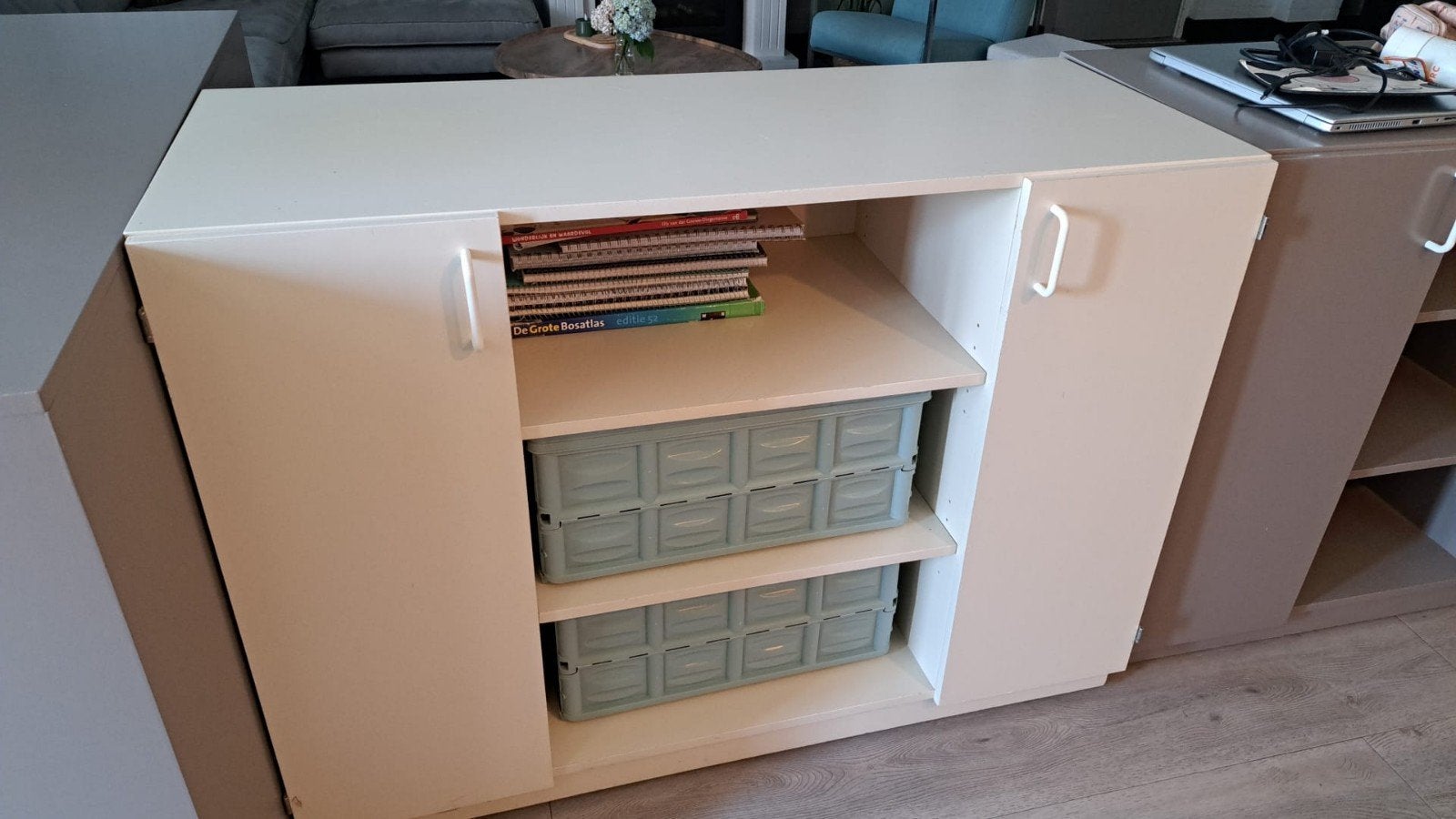 Gratis: een wit kastje met deurtjes en laatjes 123x50 cm., Ophalen, Gebruikt, 100 tot 150 cm, Minder dan 100 cm