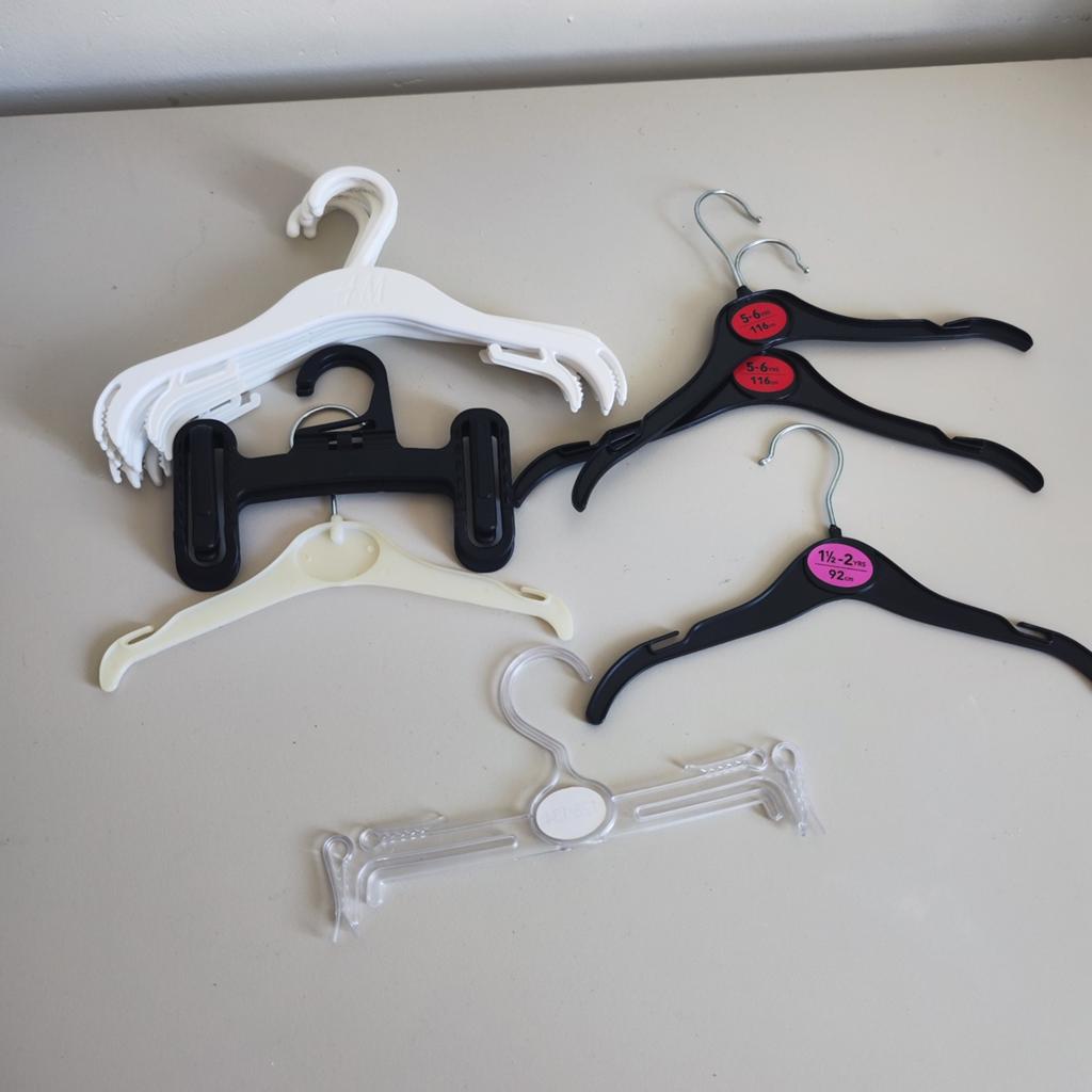 Gratis: 13 Kinderkledinghangers (diverse soorten), Kleding | Dames, Kledinghangers, Ophalen of Verzenden, Gebruikt, Kunststof