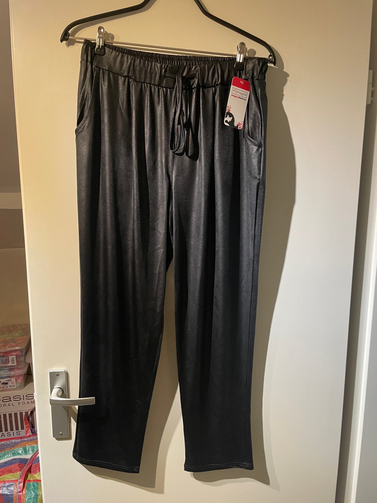Nieuwe zwarte relaxed travelbroek van magna maat 48/50 52/54, Kleding | Dames, Verzenden, Zwart, Nieuw, Magna