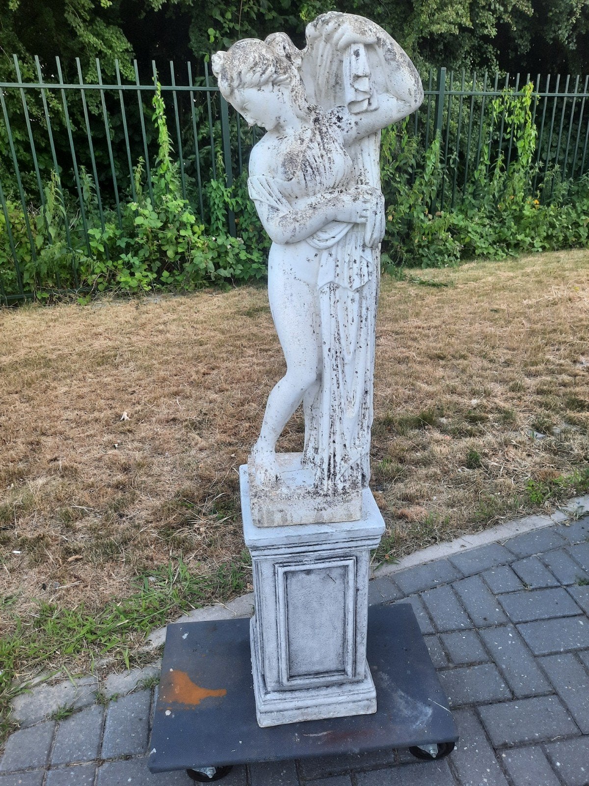 Antiek ogend tuinbeeld van vrouw met kruik, Tuin en Terras, Ophalen, Gebruikt, Steen, Mensenbeeld