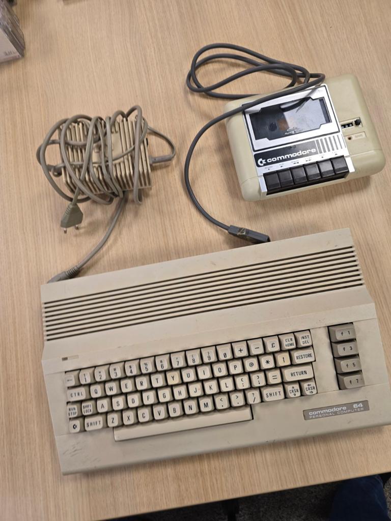 Werkende Commodore 64 met veel accessoires en games, Spelcomputers en Games, Spelcomputers | Atari, Gebruikt, Overige modellen