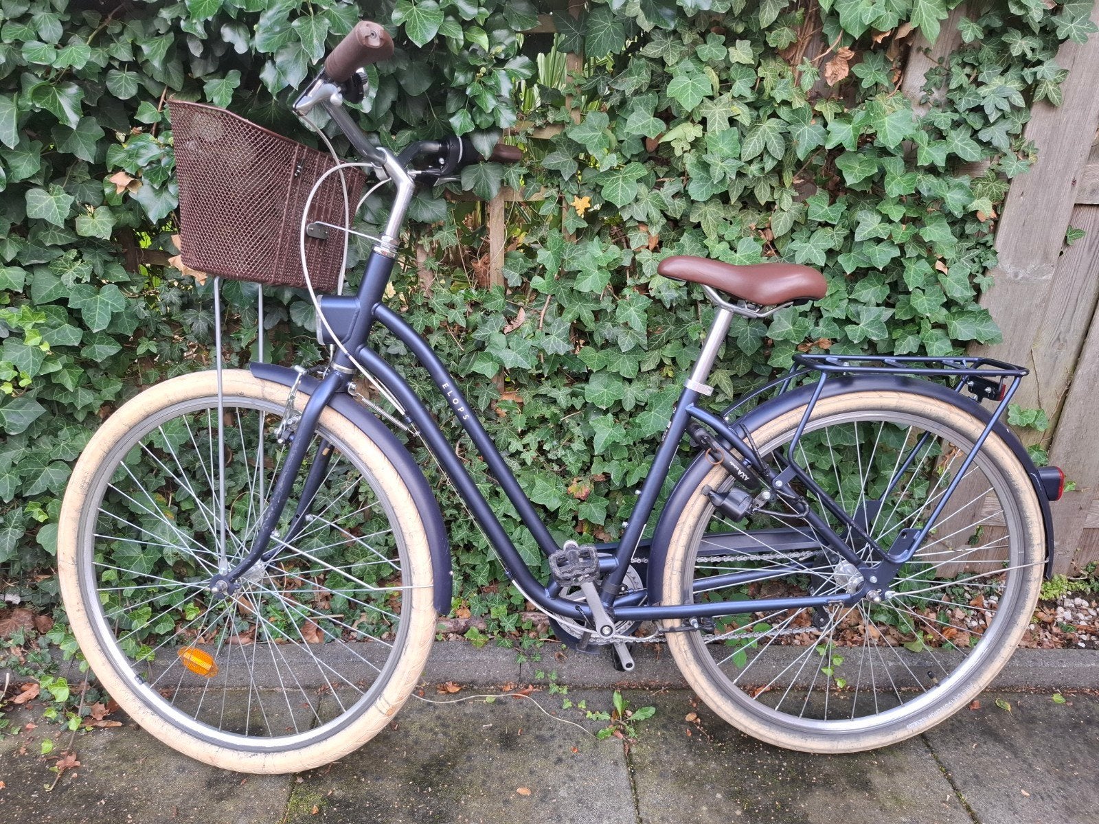 Damesfiets met lage instap en mandje Decathlon Elops, Fietsen en Brommers, Fietsen | Dames | Damesfietsen, Gebruikt, Velgrem, Versnellingen