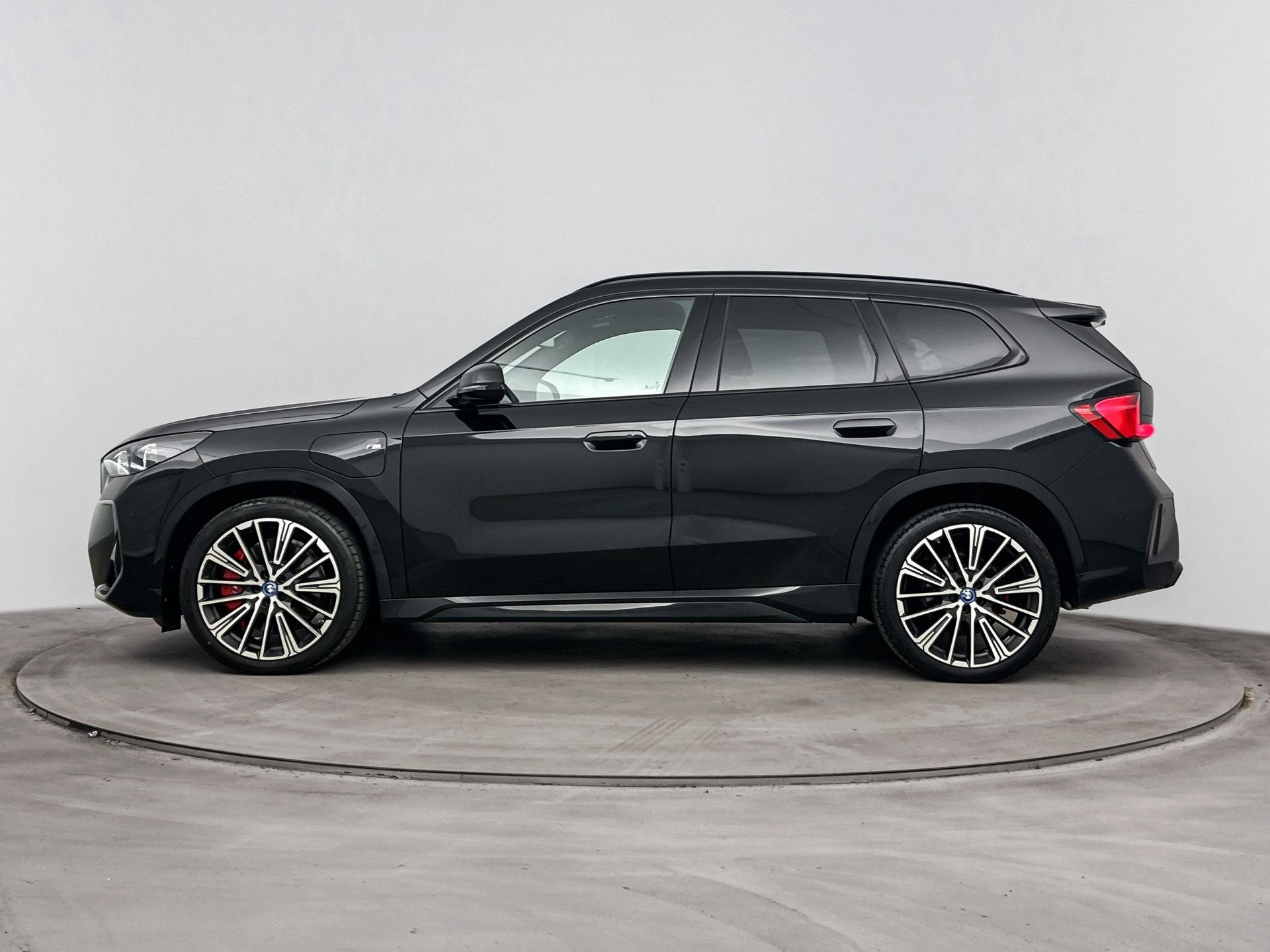 BMW X1 xDrive30e M Sport Automaat / Sportstoelen / Comfort A, Auto's, Euro 6, Zwart, Hybride Elektrisch/Benzine, 3 cilinders