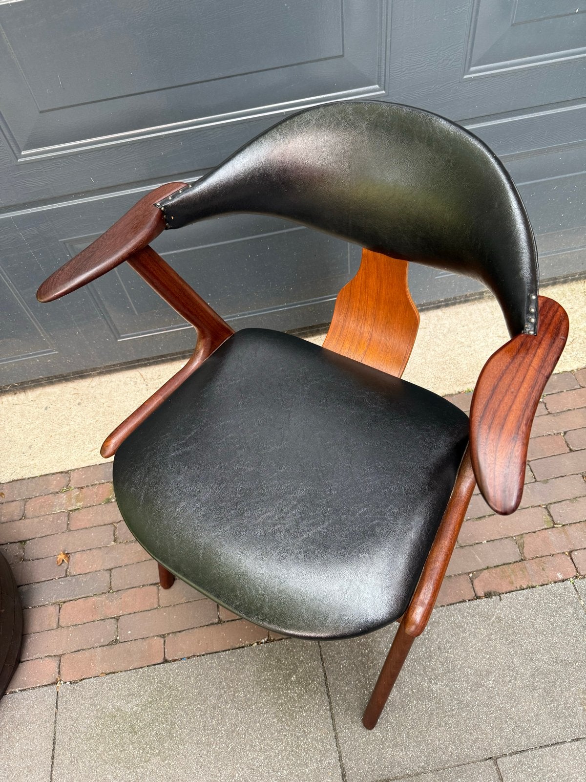 Vintage dutch design cowhorn stoel in teak en zwart leer, Gebruikt, Zwart, Ophalen of Verzenden, Gijpsvintage