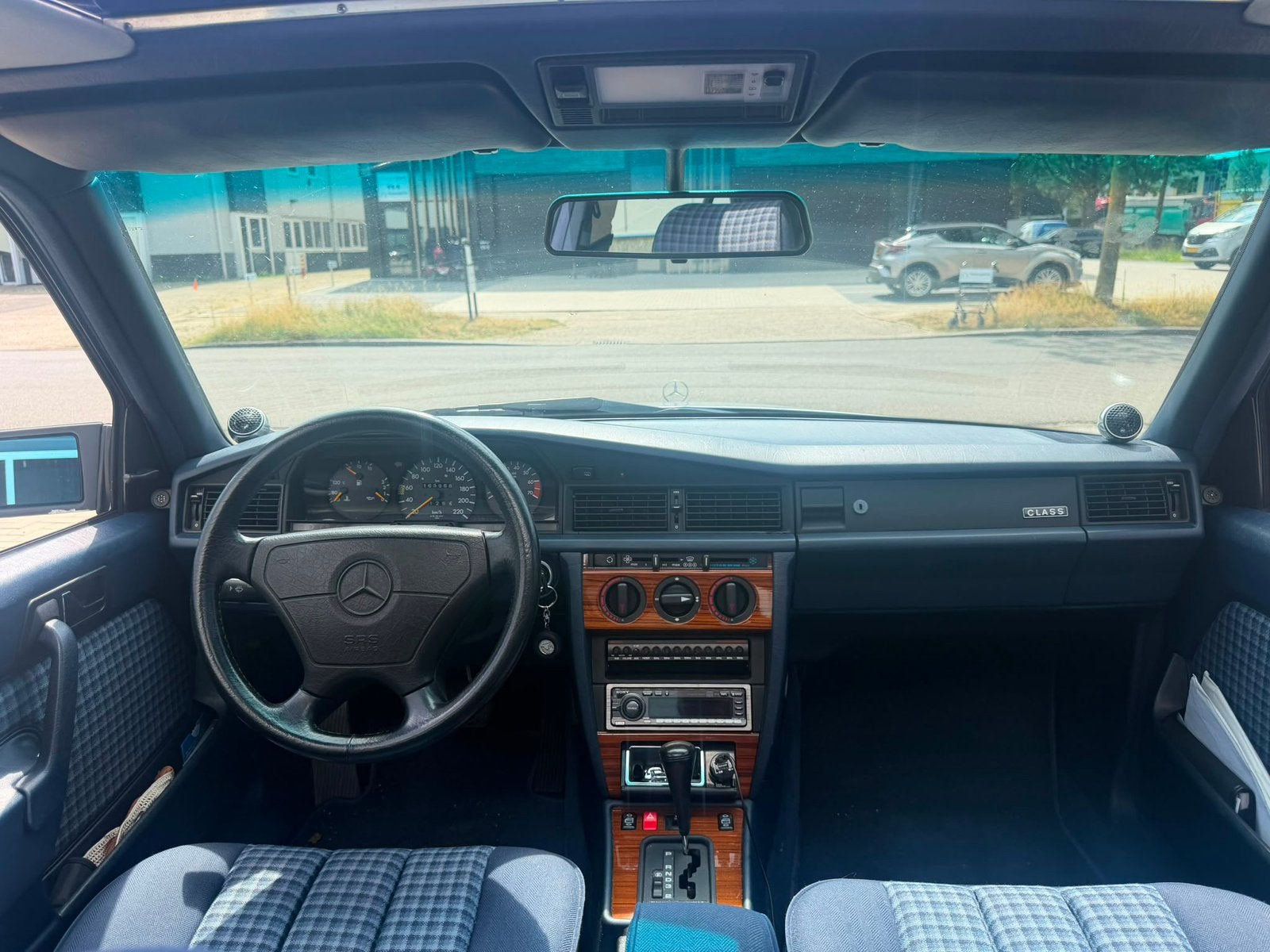 MERCEDES 190-SERIE 1.8E AUT/OPENDAK ORGINEEL NL NAP BJ1993, Auto's, Automaat, Dealer onderhouden, Zwart, Blauw