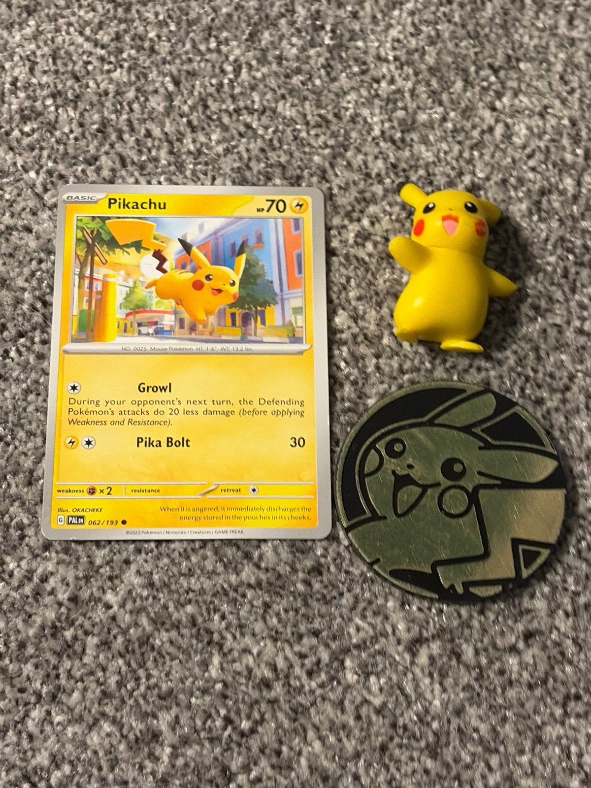 Pikachu Pokémon kaart, figuur en munt (062/193), Ophalen of Verzenden, Zo goed als nieuw, Meerdere kaarten