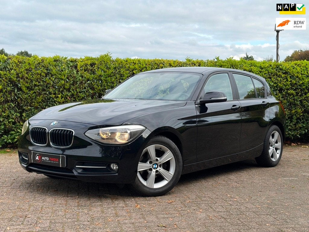 BMW 1-serie 116i Sport/Navi/Trekhaak/NAP, Auto's, 1-Serie, Euro 5, Gebruikt, 4 cilinders