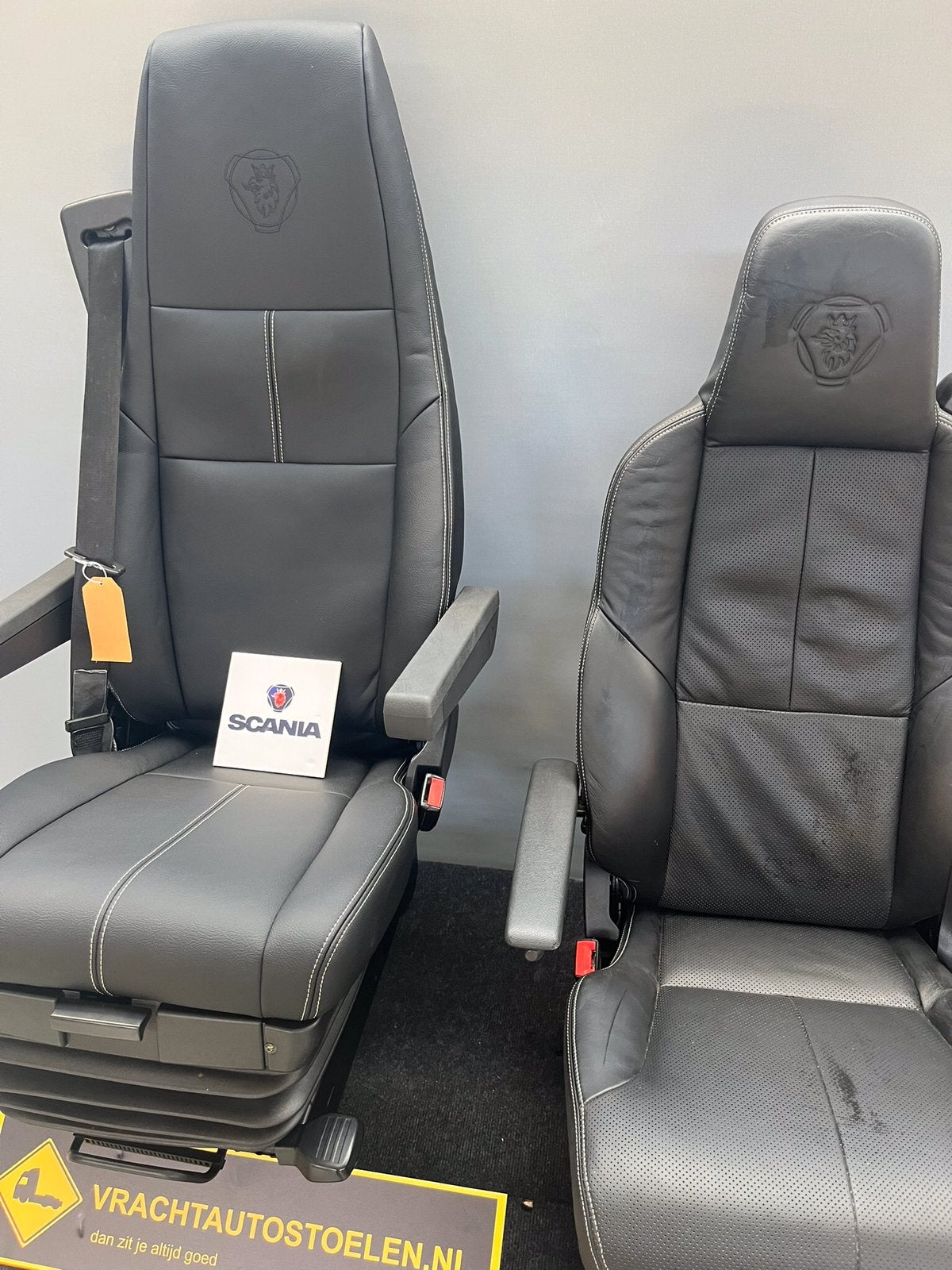 Nieuw ! Set leren stoelen voor een Scania met griffioen logo, Ophalen of Verzenden, Nieuw, Scania