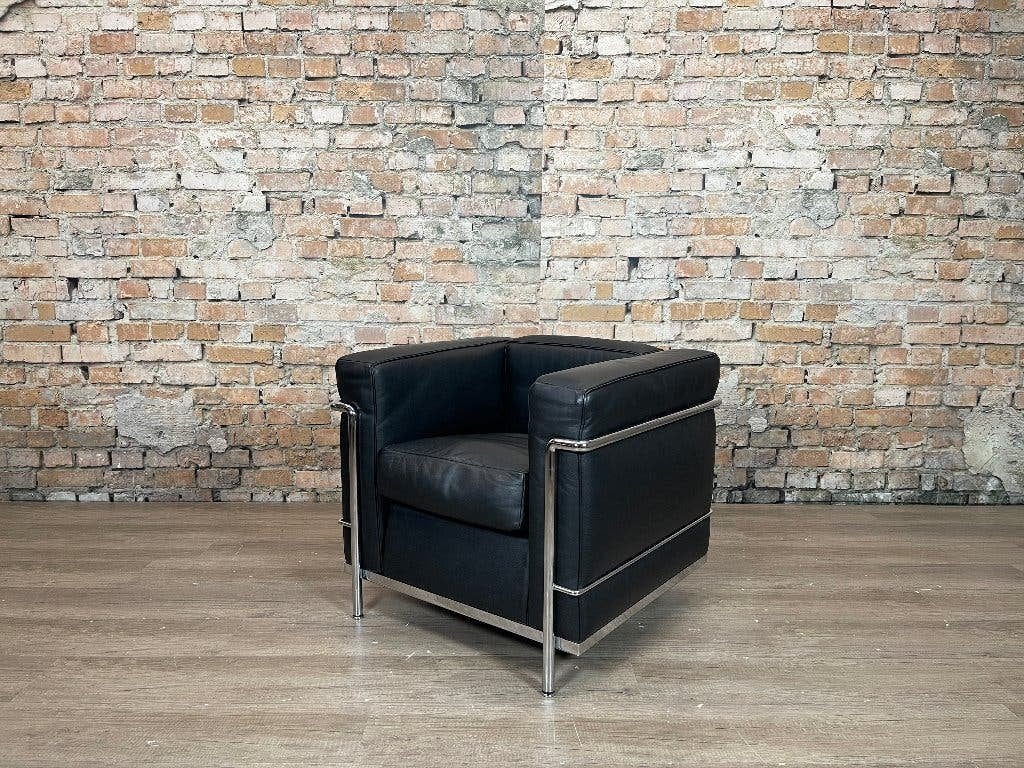 Cassina LC2 – Zwart leer | Le Corbusier, Huis en Inrichting, Ophalen, Design, 75 tot 100 cm, Zo goed als nieuw