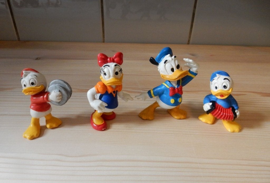 Donald Duck met Katrien Duck plus 2 neefjes., Verzamelen, Ophalen of Verzenden, Overige figuren, Gebruikt, Beeldje of Figuurtje
