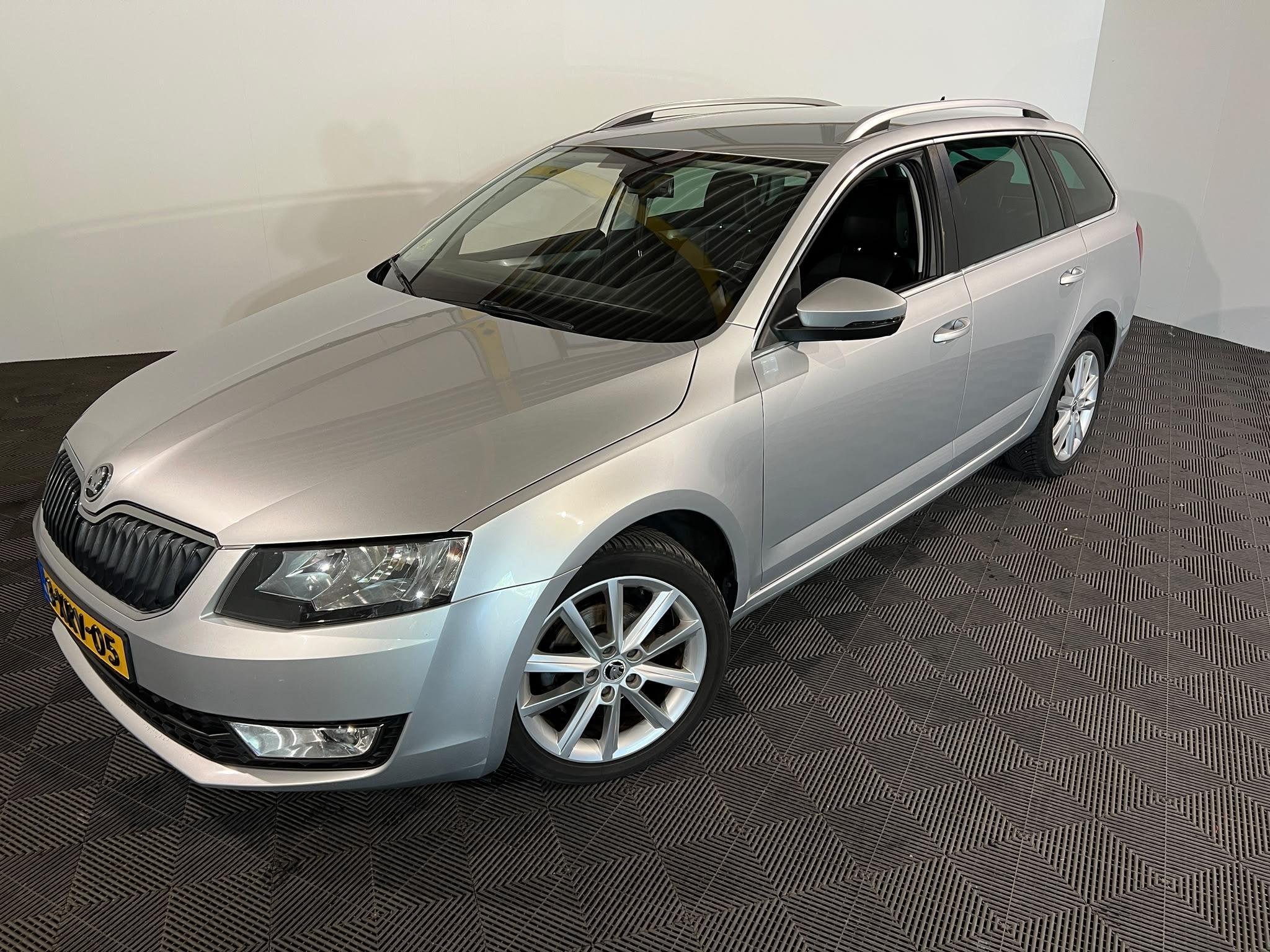 Skoda Octavia Combi 1.6 TDI Ambition Businessline DSG, Auto's, Euro 5, Stof, Gebruikt, Zwart