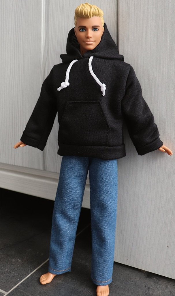 Barbie kleding nieuw - Ken jeans blauwe broek zwarte trui, Ophalen of Verzenden, Nieuw, Barbie