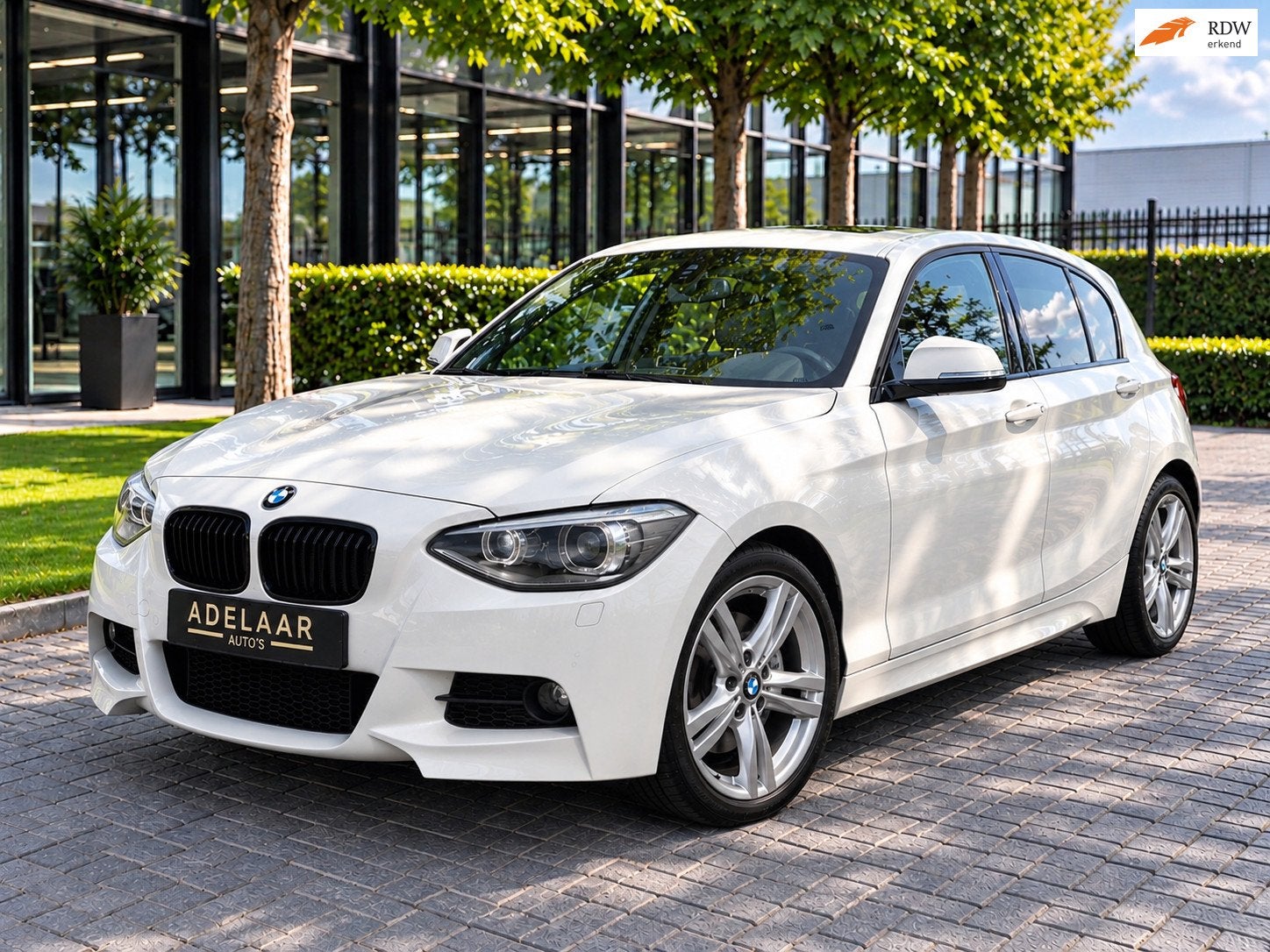 BMW 1-serie 116i M-PAKKET, CARPLAY, NAVIGATIE, 1-Serie, Gebruikt, Zwart, 4 cilinders