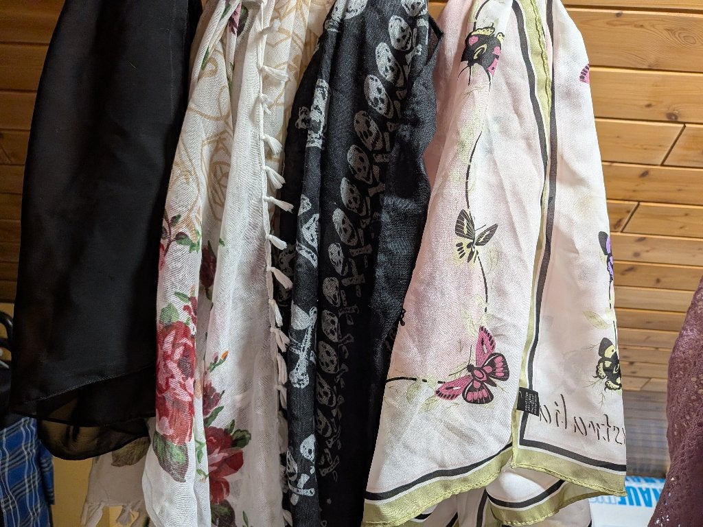 sjaals vierkant, Kleding | Dames, Mutsen, Sjaals en Handschoenen, Ophalen of Verzenden, Zo goed als nieuw, Maat 38/40 (M), Sjaal