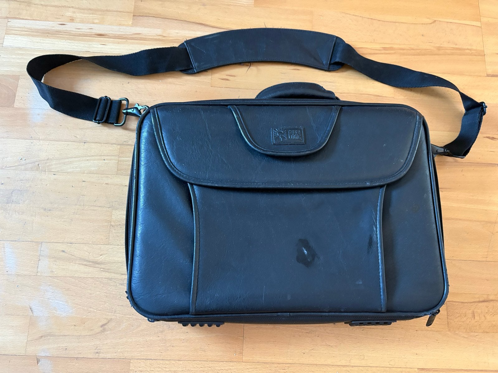 Case Logic Zwart Leren Laptoptas ext 42x 30 cm int 37x27 cm, Computers en Software, Ophalen, Gebruikt, Gevoerd laptopvak, 15 inch