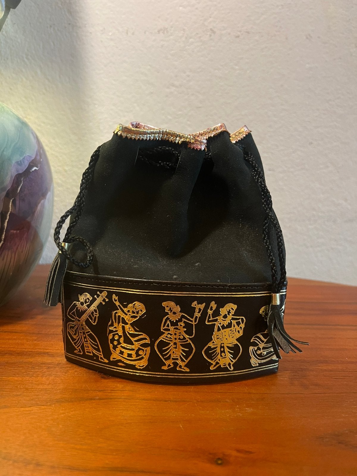 Vintage leren suède India zwart goudkleur buideltasje tasje, Sieraden, Tassen en Uiterlijk, Ophalen of Verzenden, Zo goed als nieuw