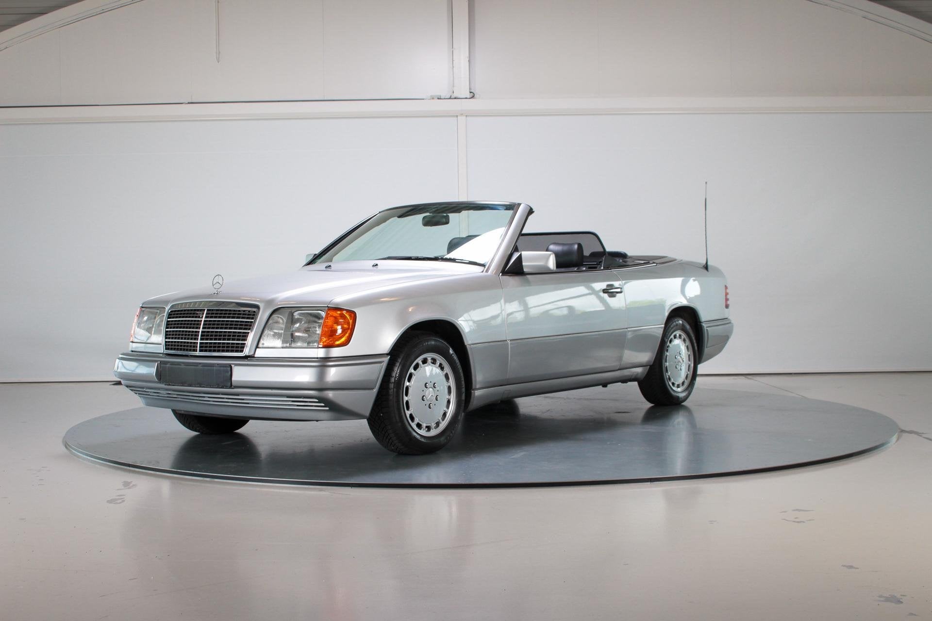 1994 Mercedes-Benz W124 E200 Cabriolet | 3 Eigenaren, Auto's, Oldtimers, Automaat, 1998 cc, Zwart, Cabriolet