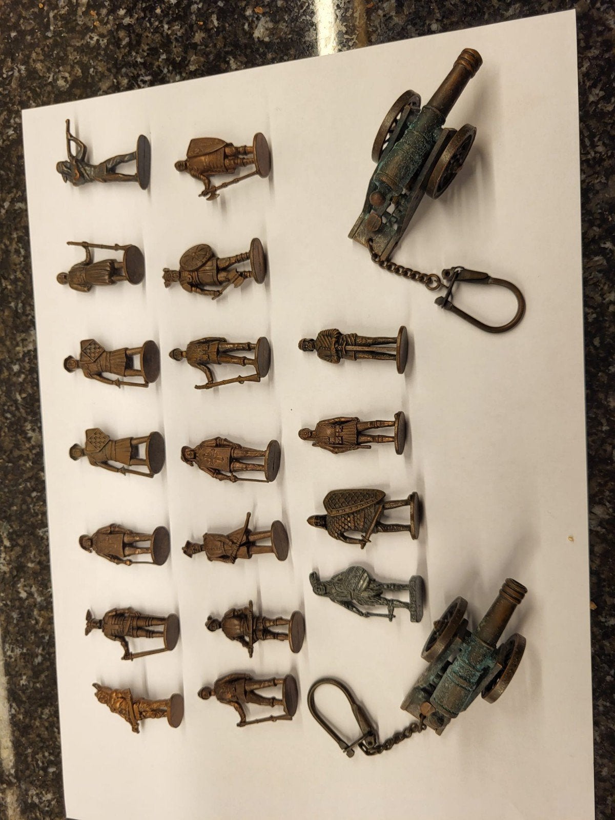 Set van 18 metalen figuren en 2 kanon sleutelhangers, Ophalen of Verzenden, Gebruikt