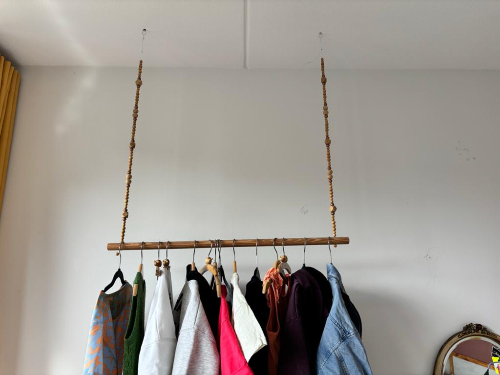 Hangend kledingrek van hout met kralen, Ophalen, Zo goed als nieuw