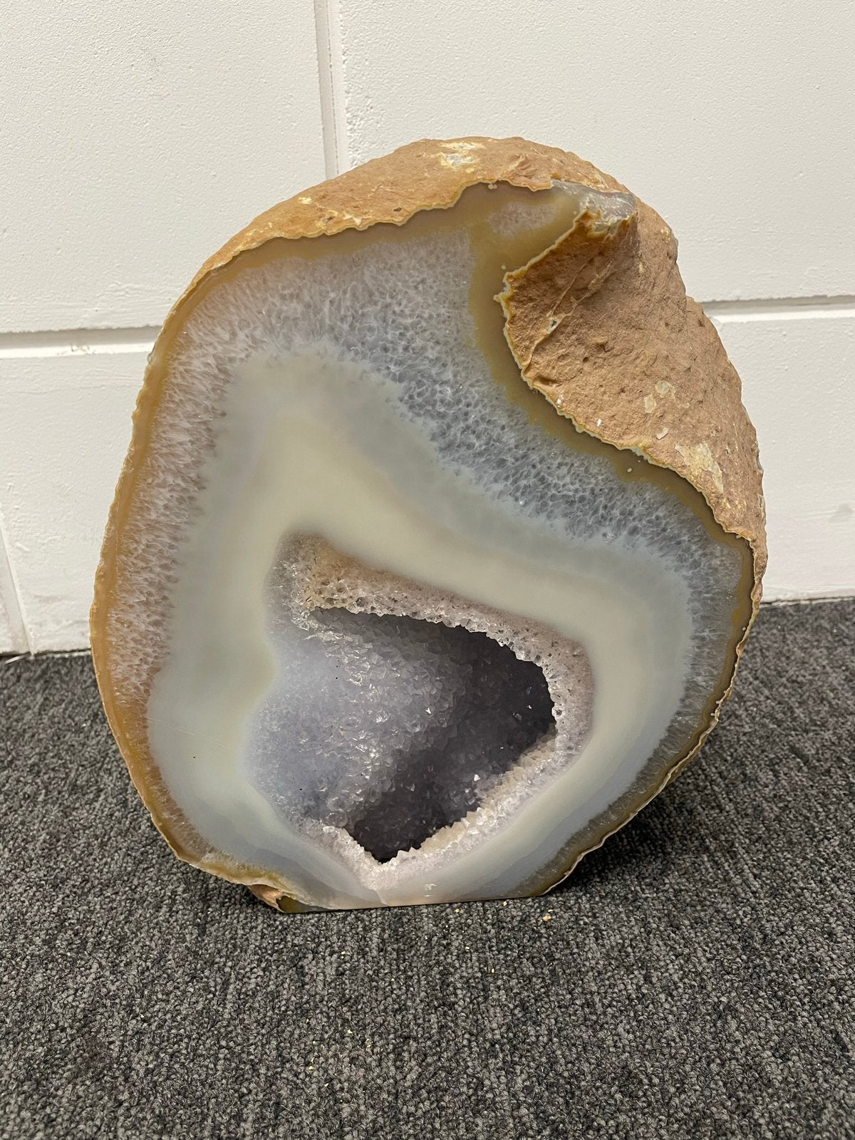 'Amethist geode edelsteen 24 cm breed 30 Cm hoog, Ophalen of Verzenden