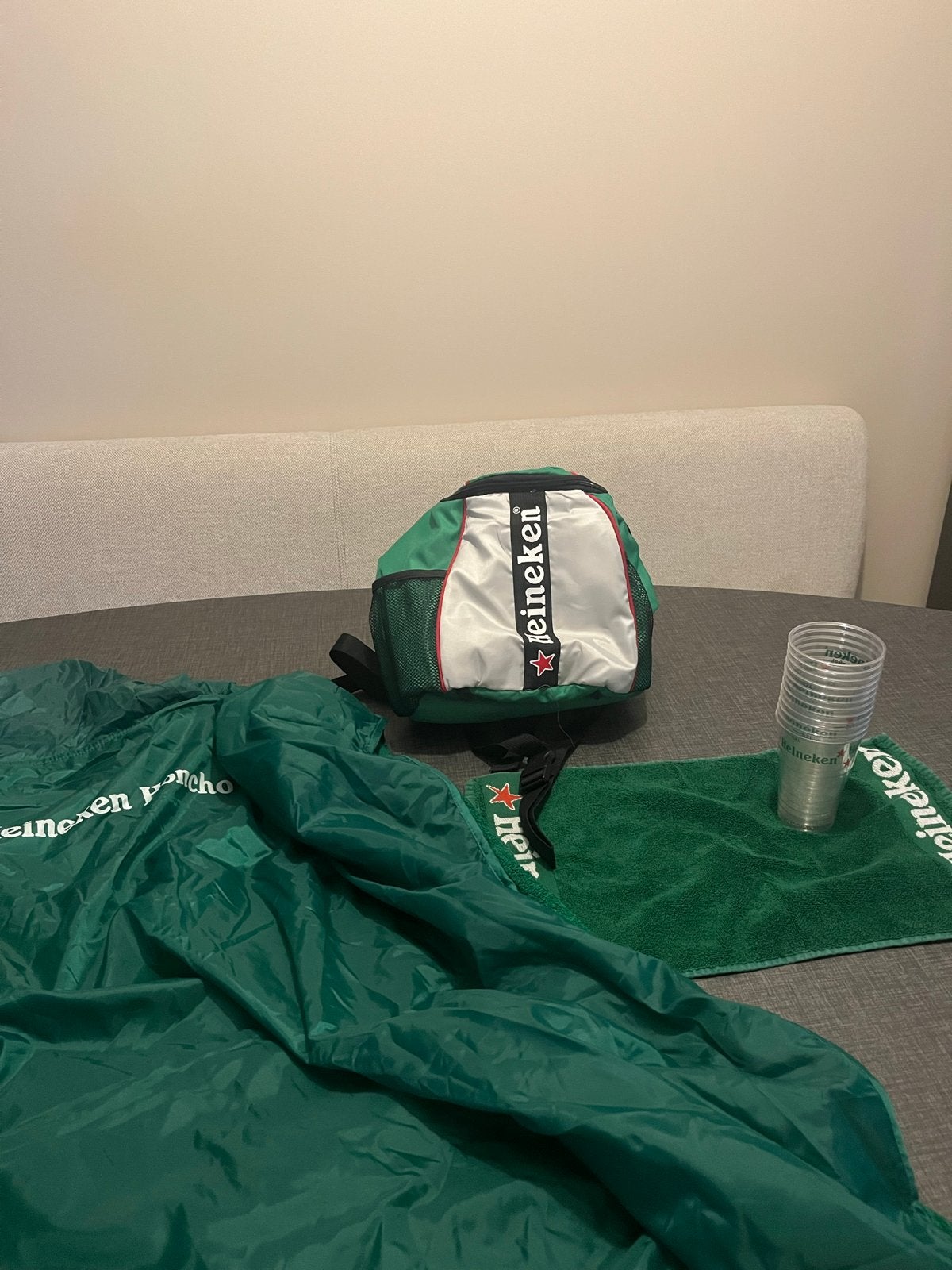 Heineken Festivalpakket: Poncho, rugzak, handdoek, bekers, Ophalen, Zo goed als nieuw