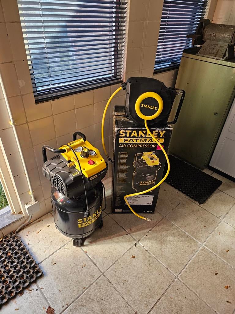 Compressor Stanley Fatmax 30l, Ophalen, 6 tot 10 bar, Zo goed als nieuw, Minder dan 200 liter/min