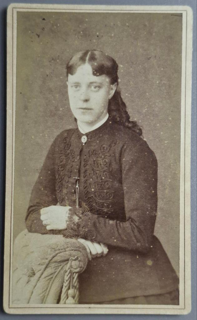 279 cdv meisje Utrecht fotograaf F.H. Kramer, Ophalen of Verzenden, Voor 1940, Gebruikt, Kind