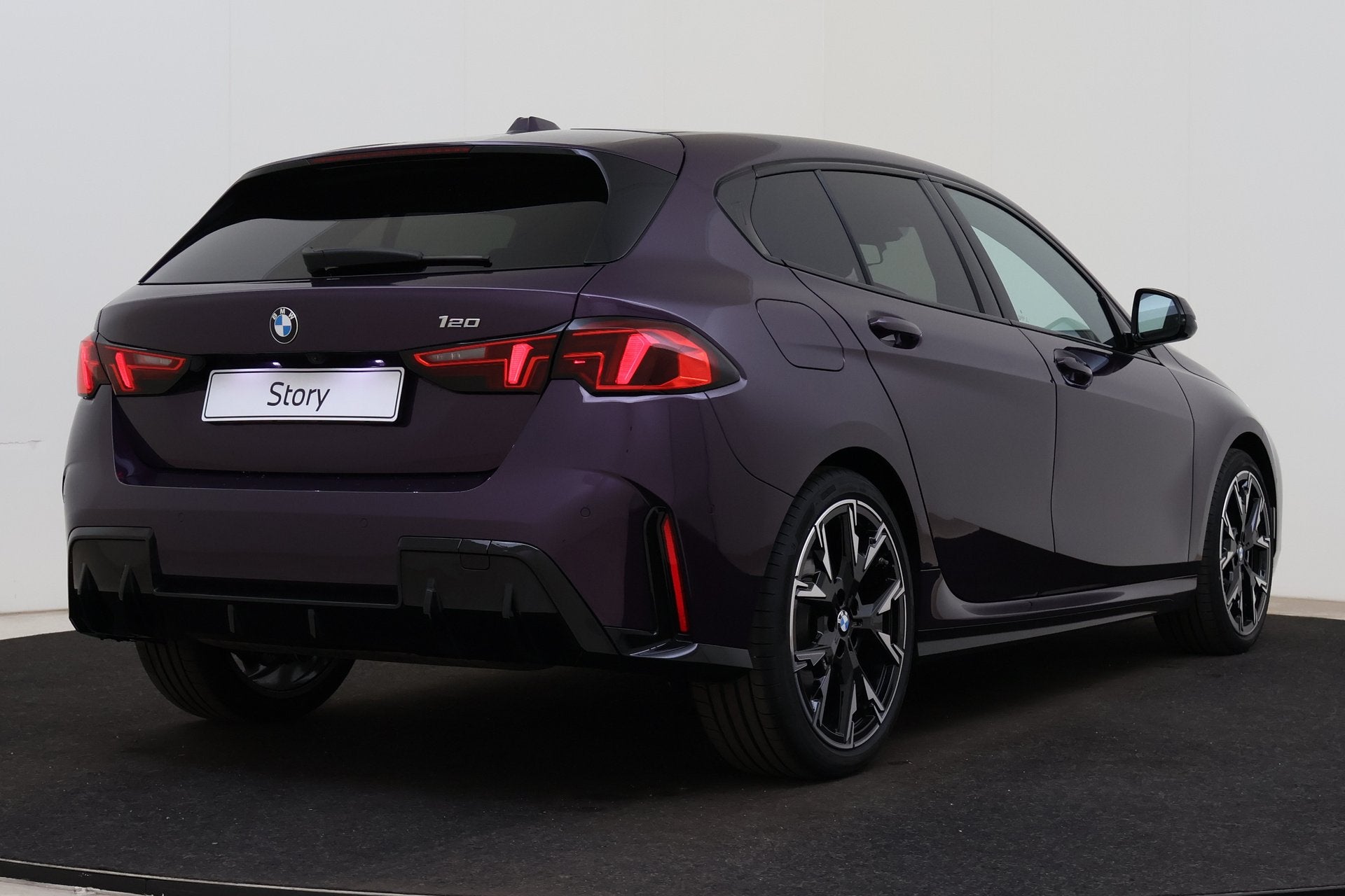 BMW 1 Serie 120 M Sport Automaat / Sportstoelen / Achteruitr, Auto's, Gebruikt, Met garantie (alle), Parkeercamera, Bedrijf