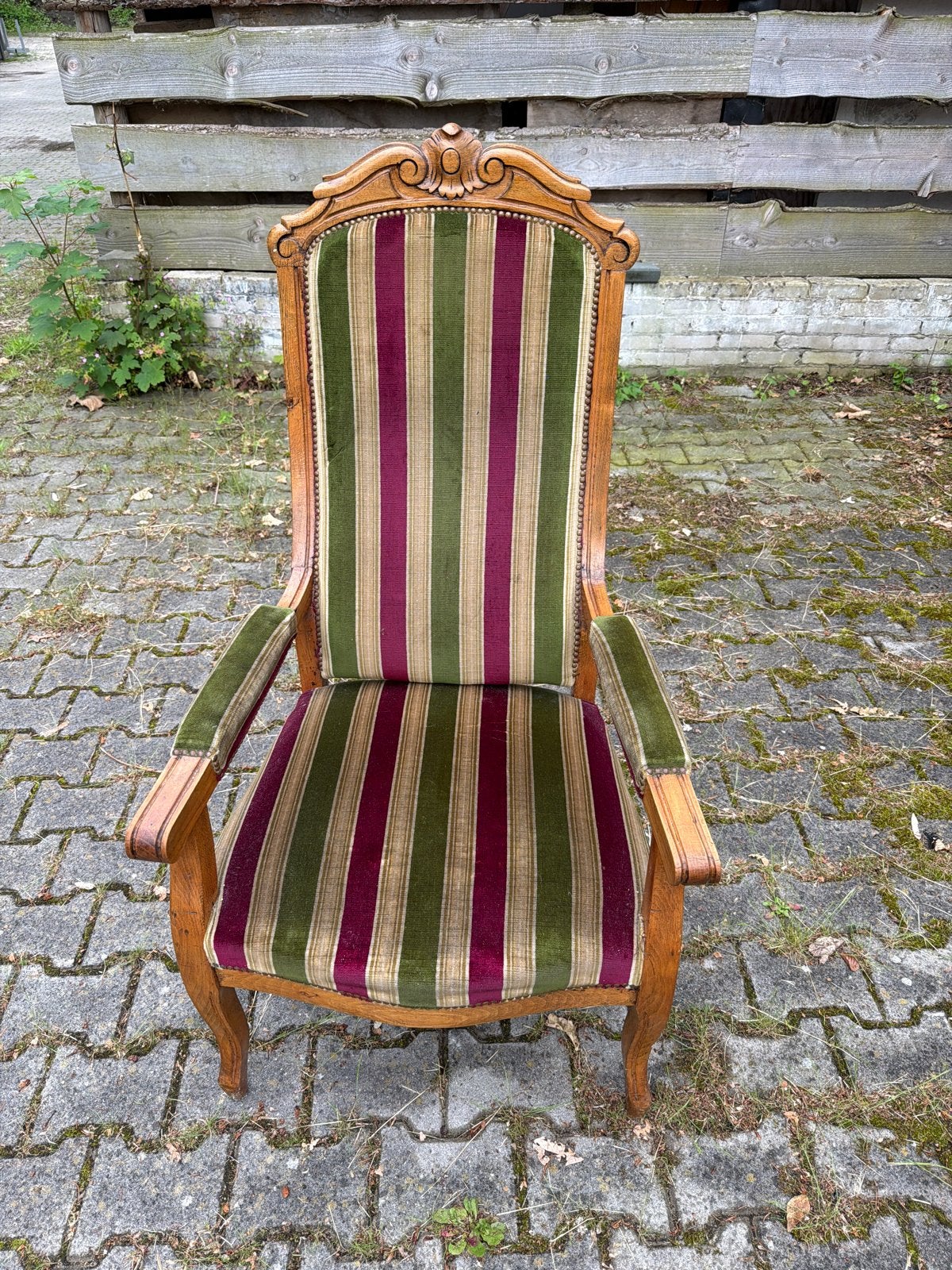 Antieke fauteuil met gestreepte bekleding, Ophalen
