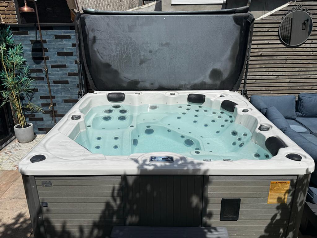 6-persoons Jacuzzi Spa met trapje en geïsoleerde cover, Ophalen, Gebruikt, Afdekzeil, Vast