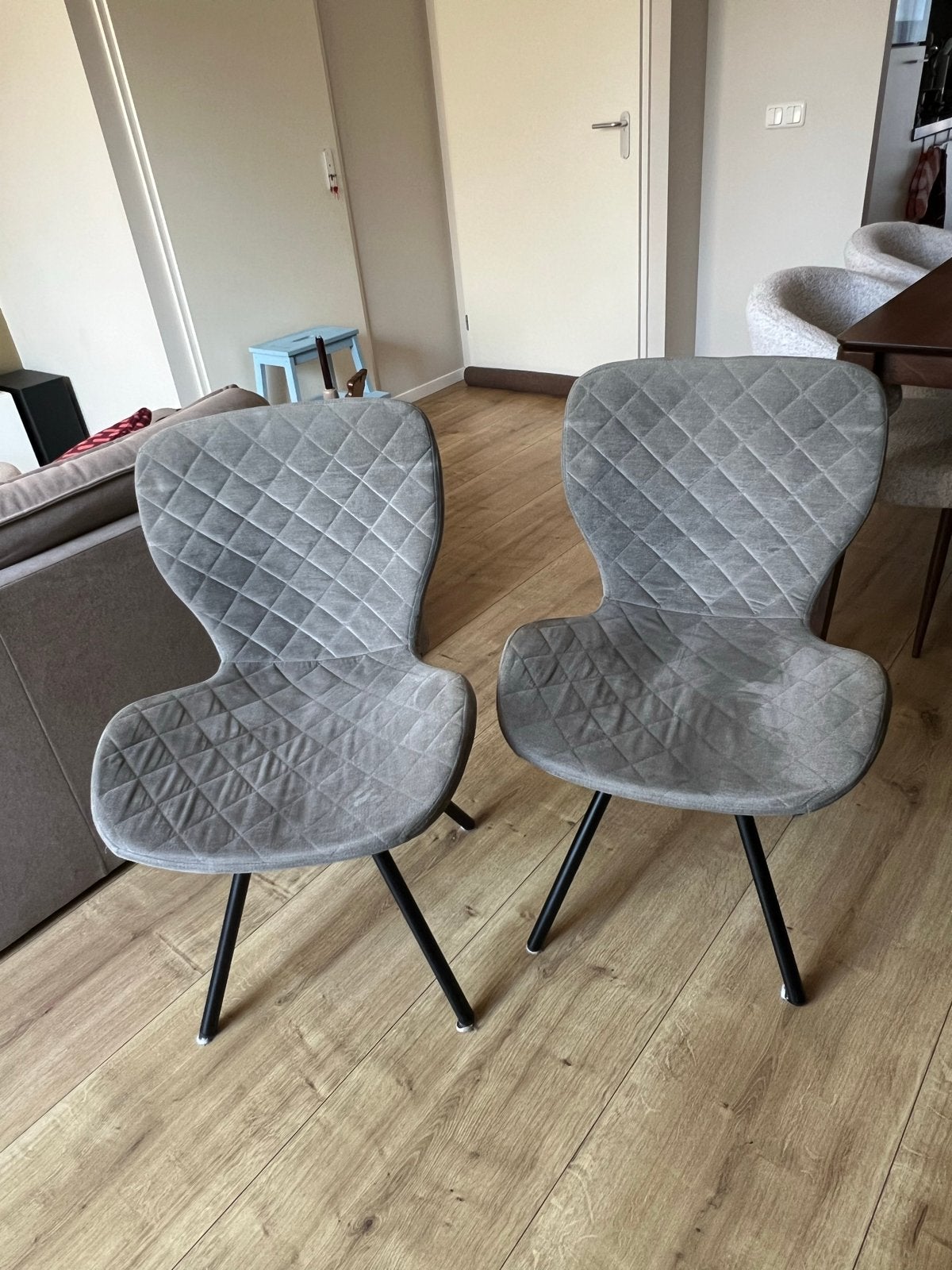 Twee Kwantum eetkamerstoelen - Grijze stof, Huis en Inrichting, Stoelen, Ophalen, Twee, Zo goed als nieuw, Stof