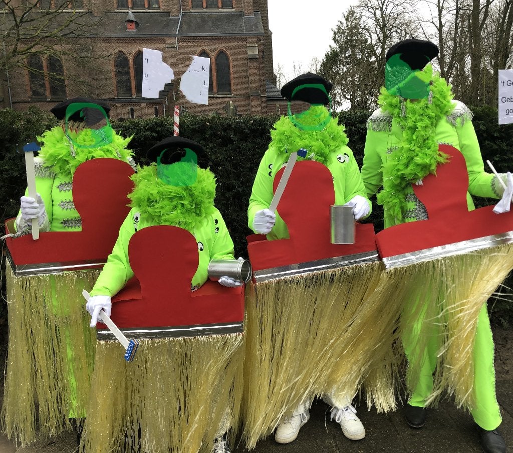 Loopgroep carnaval, vier grote schilderskwasten, Ophalen, Carnaval, Maat 42/44 (L), Accessoires