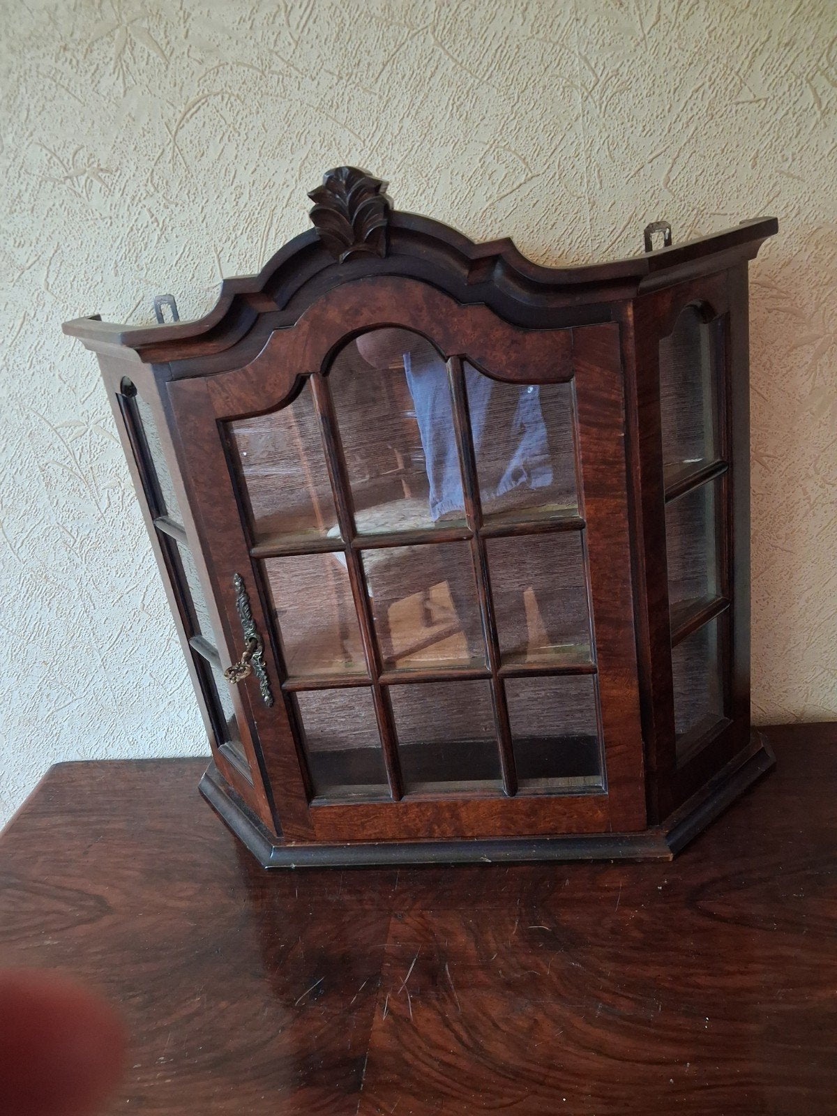 Antieke Wortelnoten Hangvitrine - Klassiek Design, Antiek en Kunst, Ophalen of Verzenden