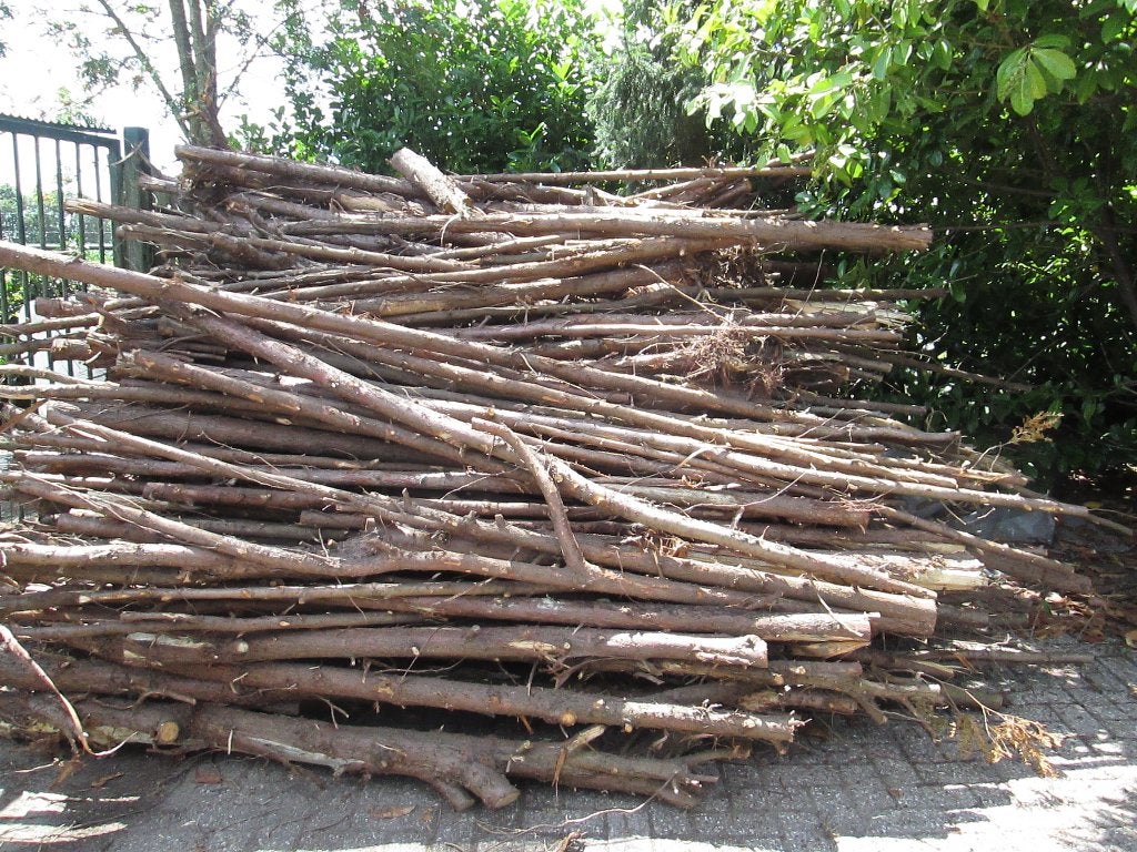 stook hout stammen coniferen   80euro, Tuin en Terras, Haardhout, 6 m³ of meer, Ophalen, Overige houtsoorten, Stammen