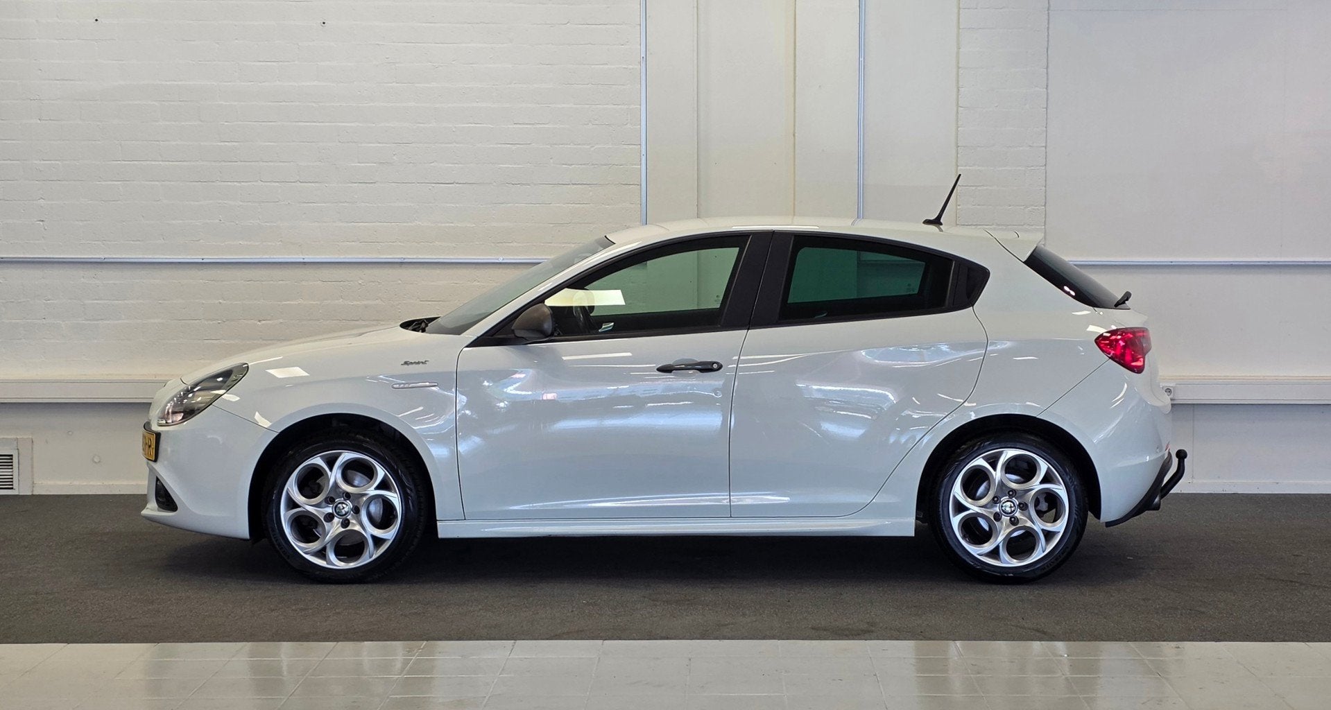 Alfa Romeo Giulietta 1.4 T Sprint 170pk A/T 2e Eigenaar Trek, Automatische klimaatregeling, 4 cilinders, Alcantara, Wit